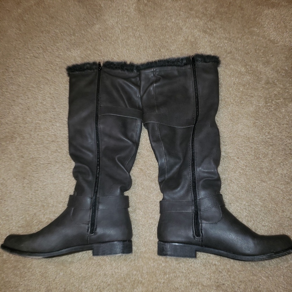 Almost New Boots๐ข - Picture 2 of 5